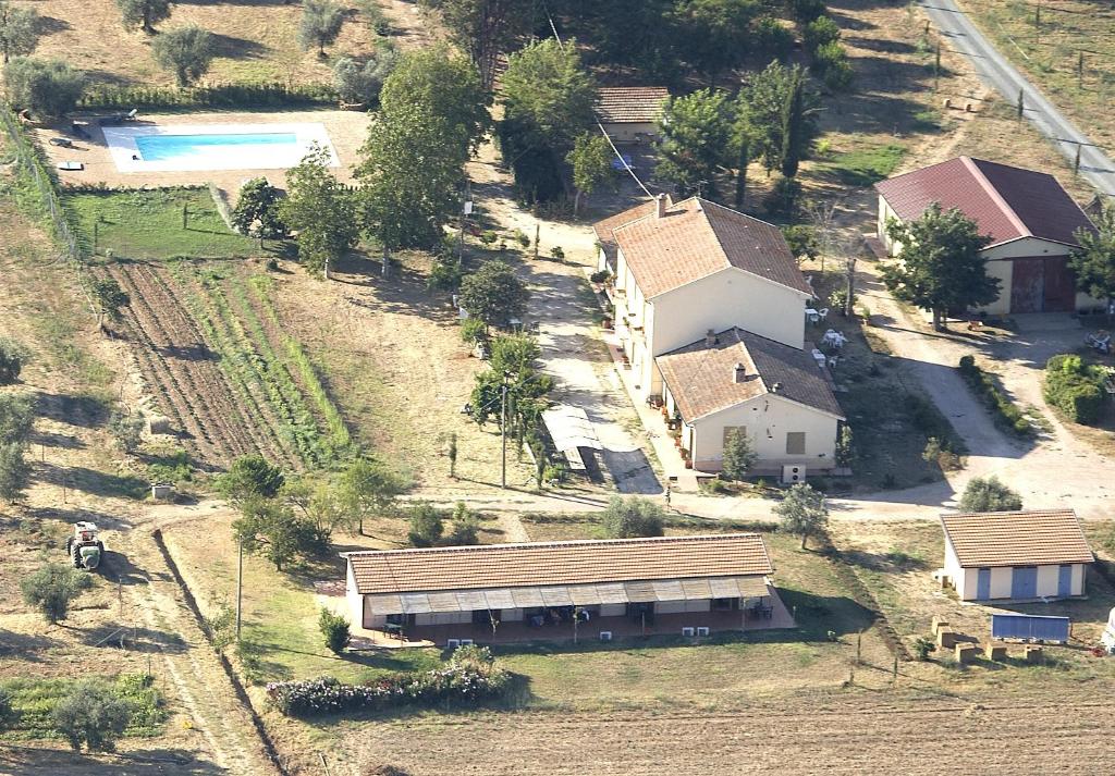 Bazén v ubytovaní La Pulledraia Del Podere Montegrappa alebo v jeho blízkosti