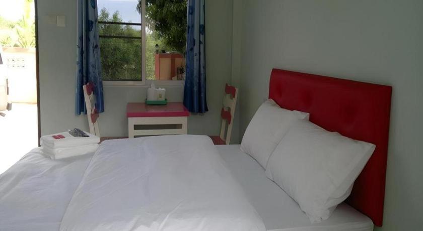 une chambre avec un lit blanc à tête de lit rouge et une fenêtre dans l'établissement Wattana Hill Resort, à Ban Tao Than