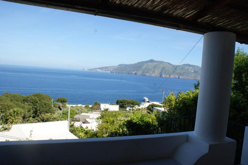 vistas al océano desde el balcón de una casa en Casa Katia, en Lingua