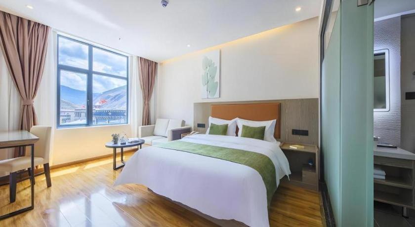 Postel nebo postele na pokoji v ubytování GreenTree Inn Ganzi Daochengzhou Scenic Area