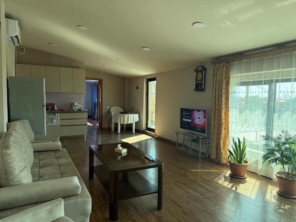 فضای داخلی Bright Guesthouse in the center of Yerevan! در ایروان - تصویر ۳