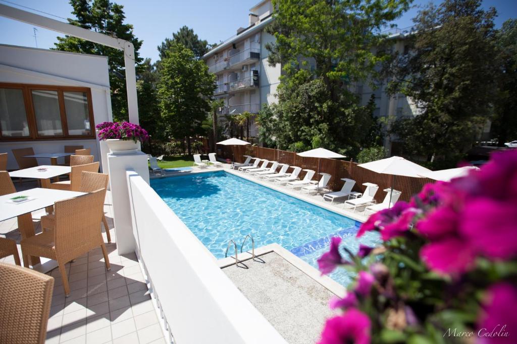 Bazén v ubytování Hotel Mar Del Plata nebo v jeho okolí