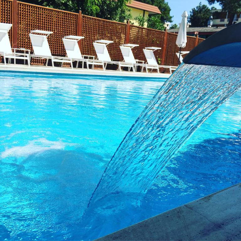Bazén v ubytování Hotel Mar Del Plata nebo v jeho okolí
