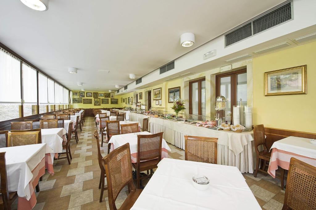 Restaurace v ubytování Hotel Nazionale