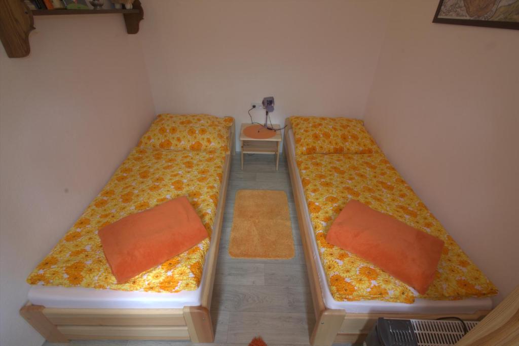Postel nebo postele na pokoji v ubytování Orange House