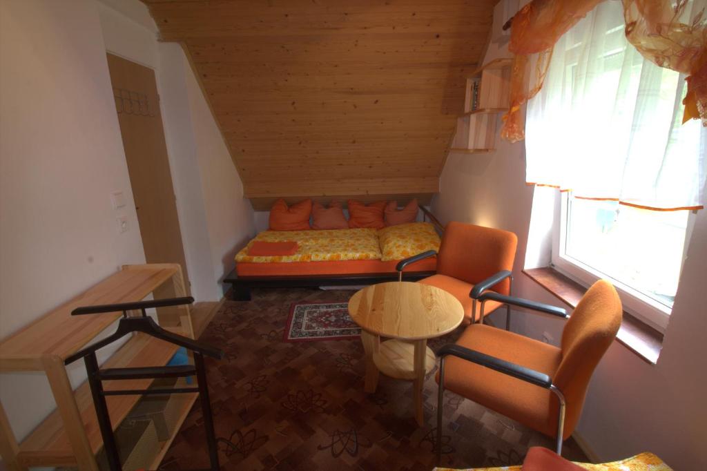 Posezení v ubytování Orange House