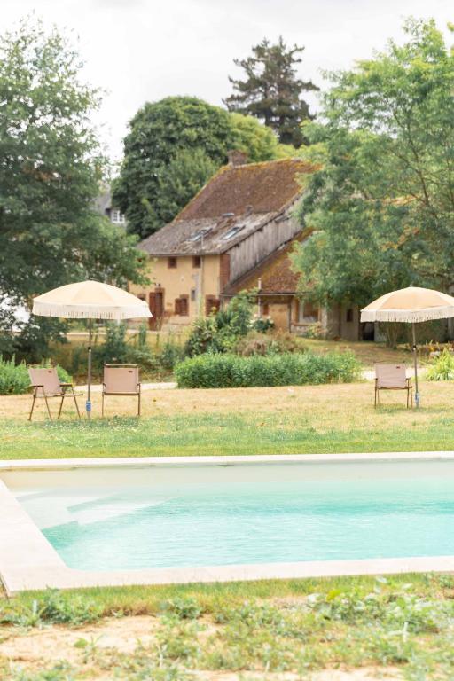 deux photos d'une piscine avec parasols et d'une maison dans l'établissement Naumad - Guest House, à Champignelles