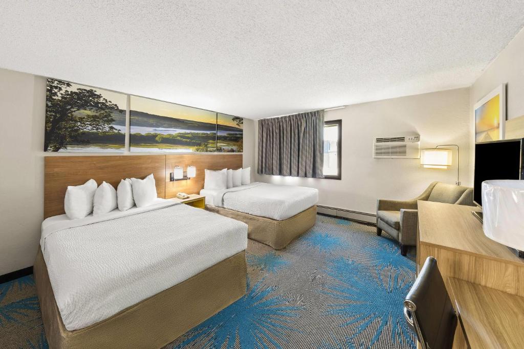 Postel nebo postele na pokoji v ubytování Days Inn by Wyndham Winona