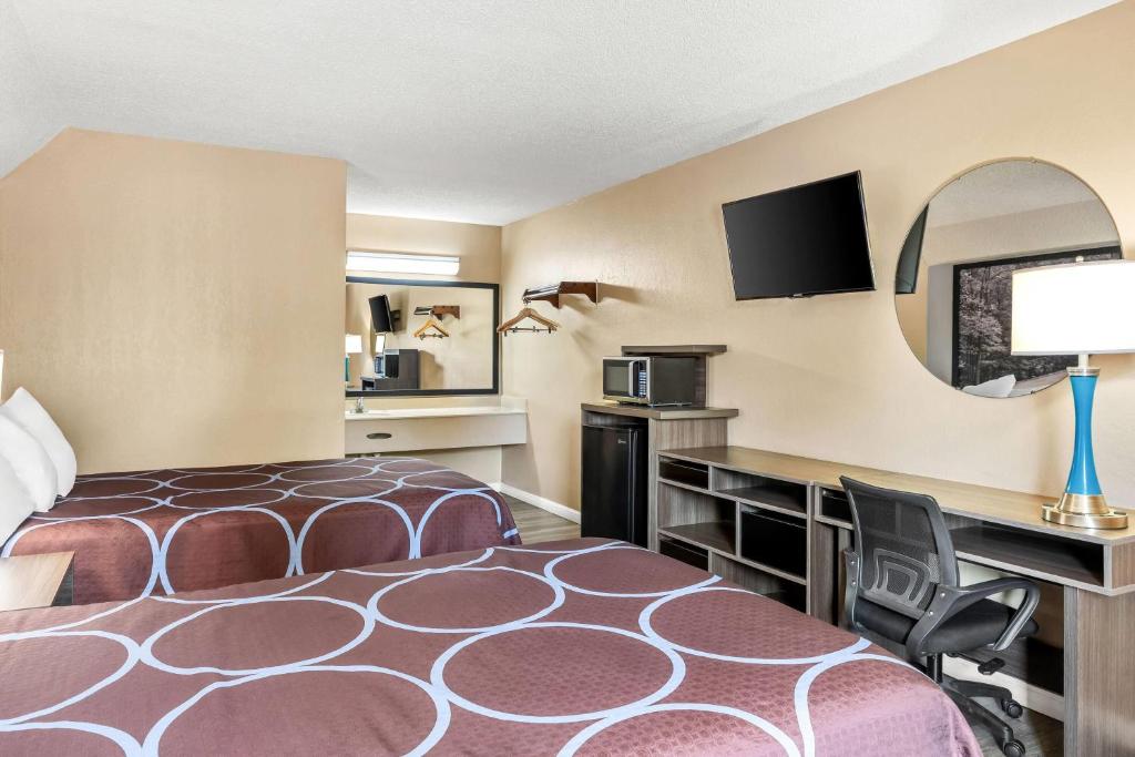 Super 8 by Wyndham Brownsburg - 