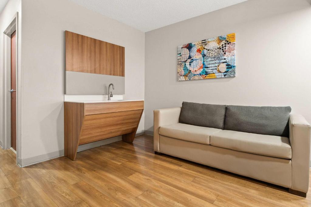 Microtel Inn and Suites - Salisbury - King Suite - Non-Smoking