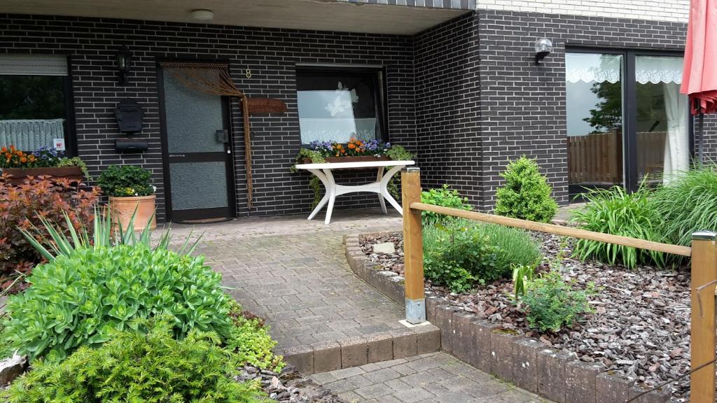 um pátio com uma mesa em frente a uma casa em Ferienwohnung Klinkhammer em Ripsdorf
