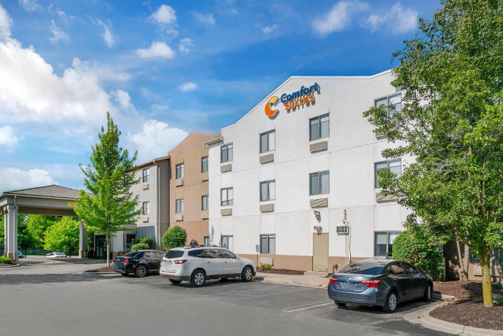 a hotel with cars parked in a parking lot at Comfort Suites Auburn Hills-Detroit in Auburn Hills