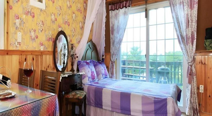 une chambre avec un lit et une fenêtre dans l'établissement Daegwalnyeong Sky Keeper Pension, à Pyeongchang