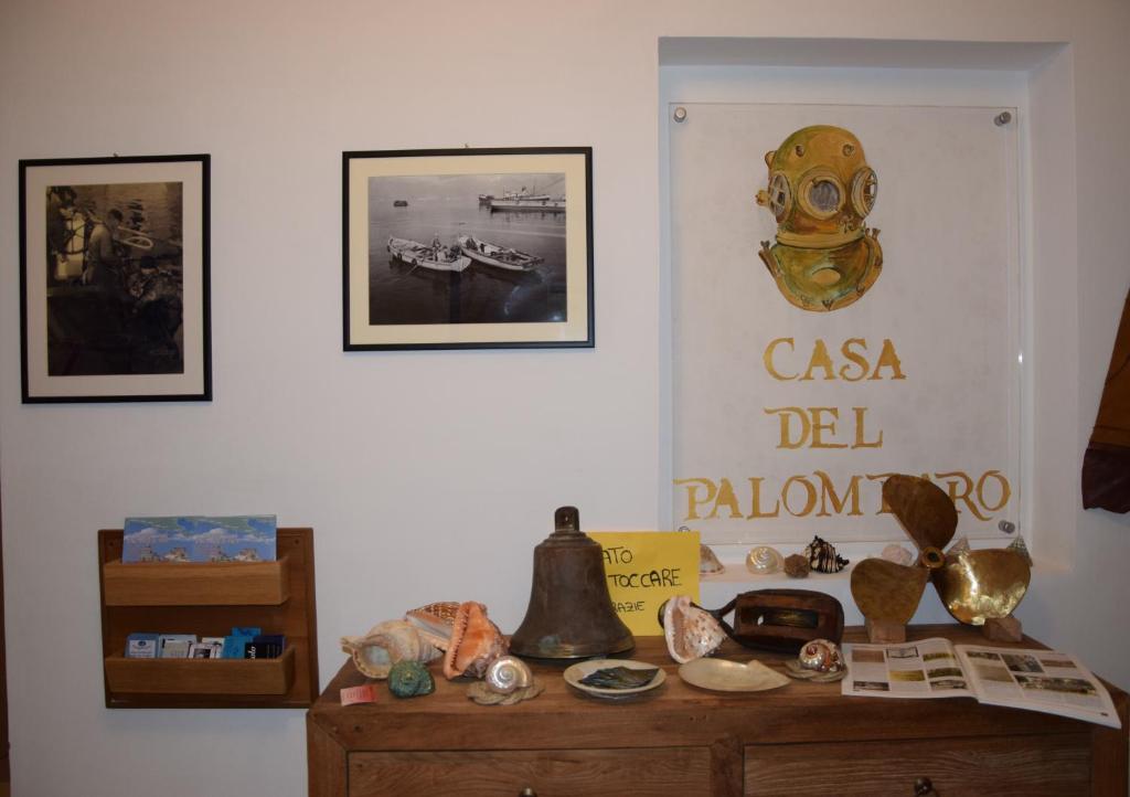 レ・グラツィエにあるCasa del Palombaroのガスマスク付きのテーブルが備わる部屋