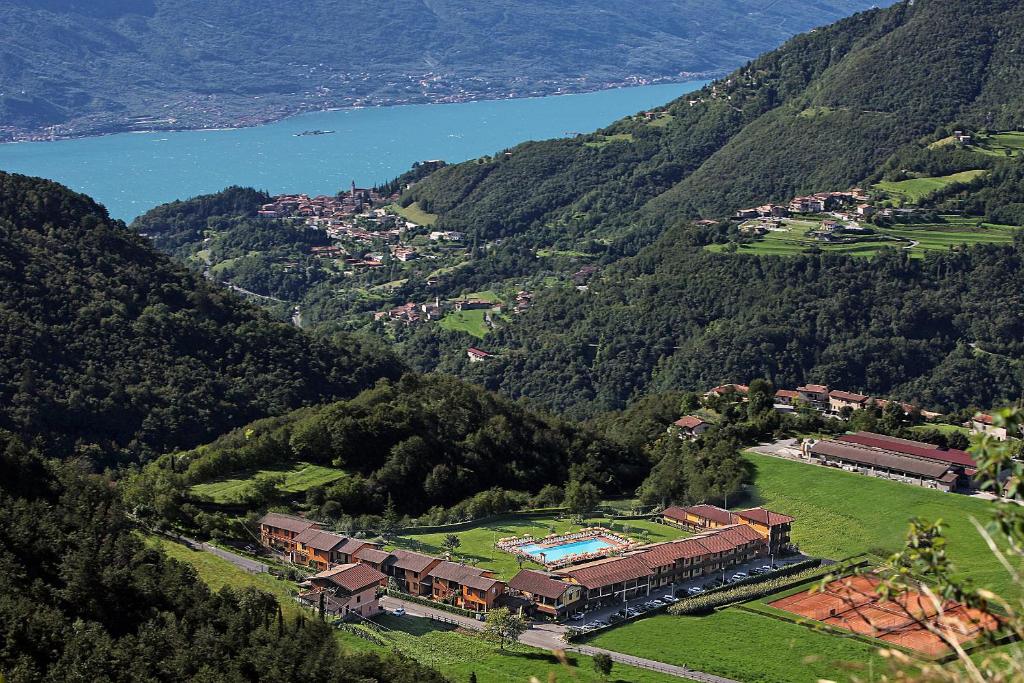 een treinstation in het midden van een berg bij Hotel Residence La Pertica in Tremosine Sul Garda