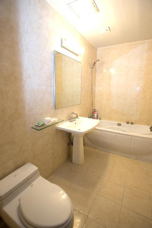 Bilik mandi di Charmant Hotel