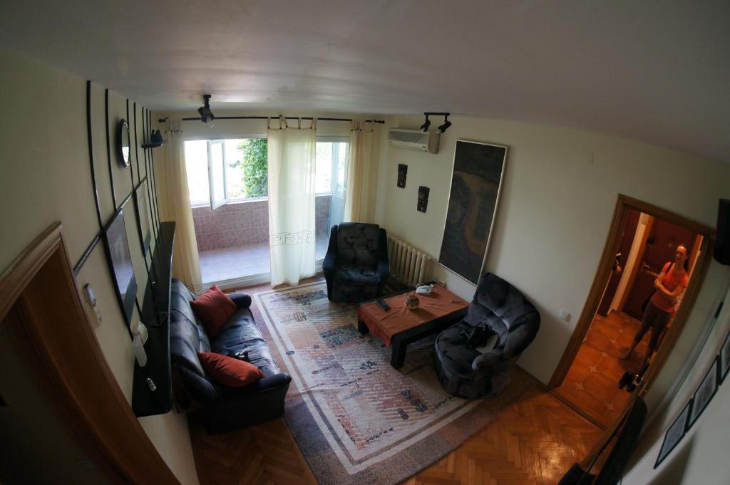 コンスタンツァにあるApartament 4 Summerのリビングルーム(椅子2脚、テーブル付)