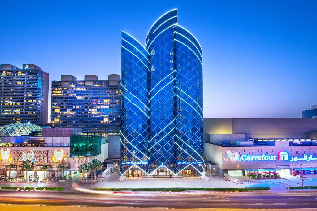 uma vista de um edifício em uma cidade à noite em City Seasons Towers Hotel Bur Dubai em Dubai