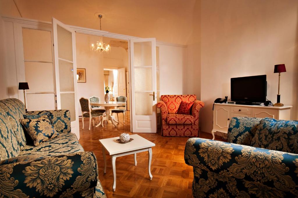 TV a/nebo společenská místnost v ubytování Antiq Palace - Historic Hotels of Europe