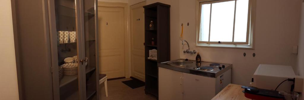 Η κουζίνα ή μικρή κουζίνα στο City Lodge Stay A while