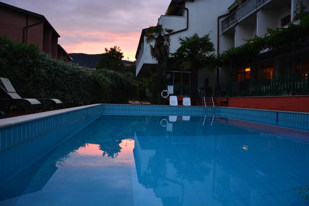 Bazén v ubytování Hotel Giotto nebo v jeho okolí