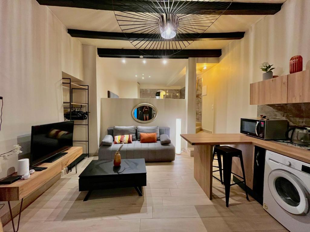 un salon avec un canapé et une table dans l'établissement Beau F2 centre ville, à Ajaccio