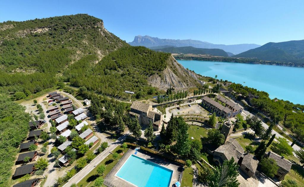 una vista aérea de un complejo situado junto a un cuerpo de agua en Centro de Vacaciones Morillo de Tou - Ainsa en Aínsa