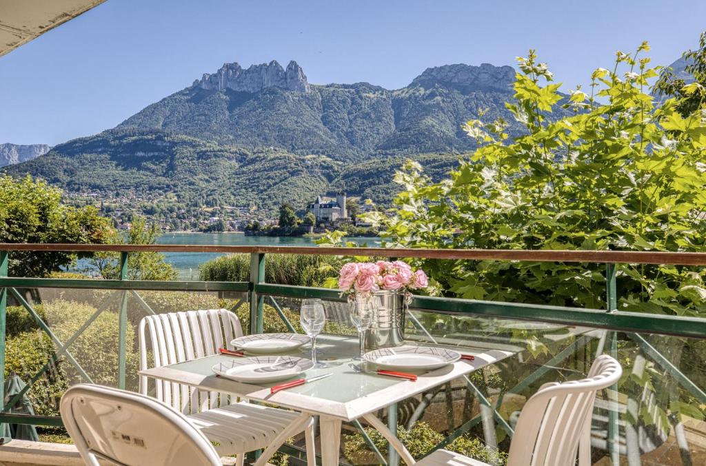デュアンにあるRoseaux du Lacの山の景色を望むバルコニー(テーブル、椅子付)