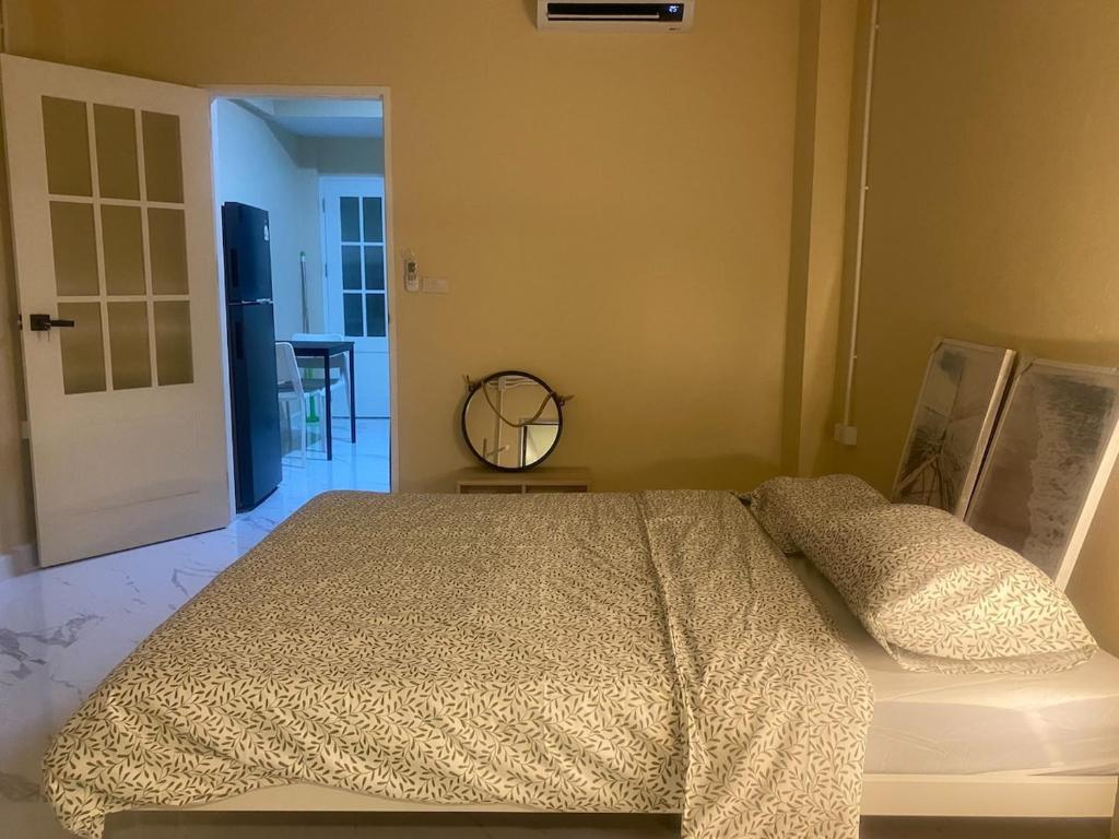 En eller flere senge i et værelse på 1 Bed Nr IKEA 15Mins to Airport