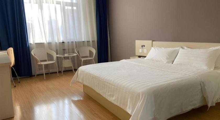 Postel nebo postele na pokoji v ubytování 7 Days Inn Hami Baofeng Market