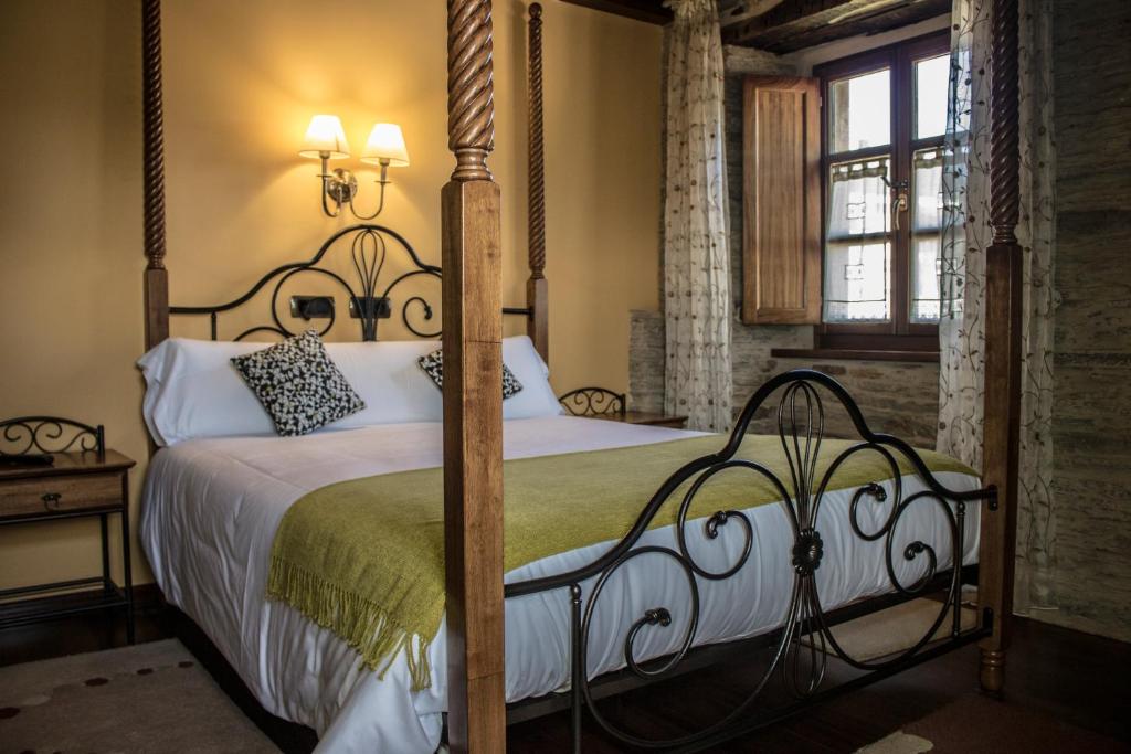 A bed or beds in a room at Alén do Mis - Hotel Rural