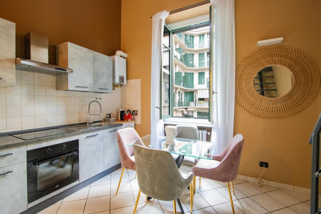 Η κουζίνα ή μικρή κουζίνα στο Eleganza e comfort nel cuore di Torino a due passi da Porta Nuova e dal Museo Egizio