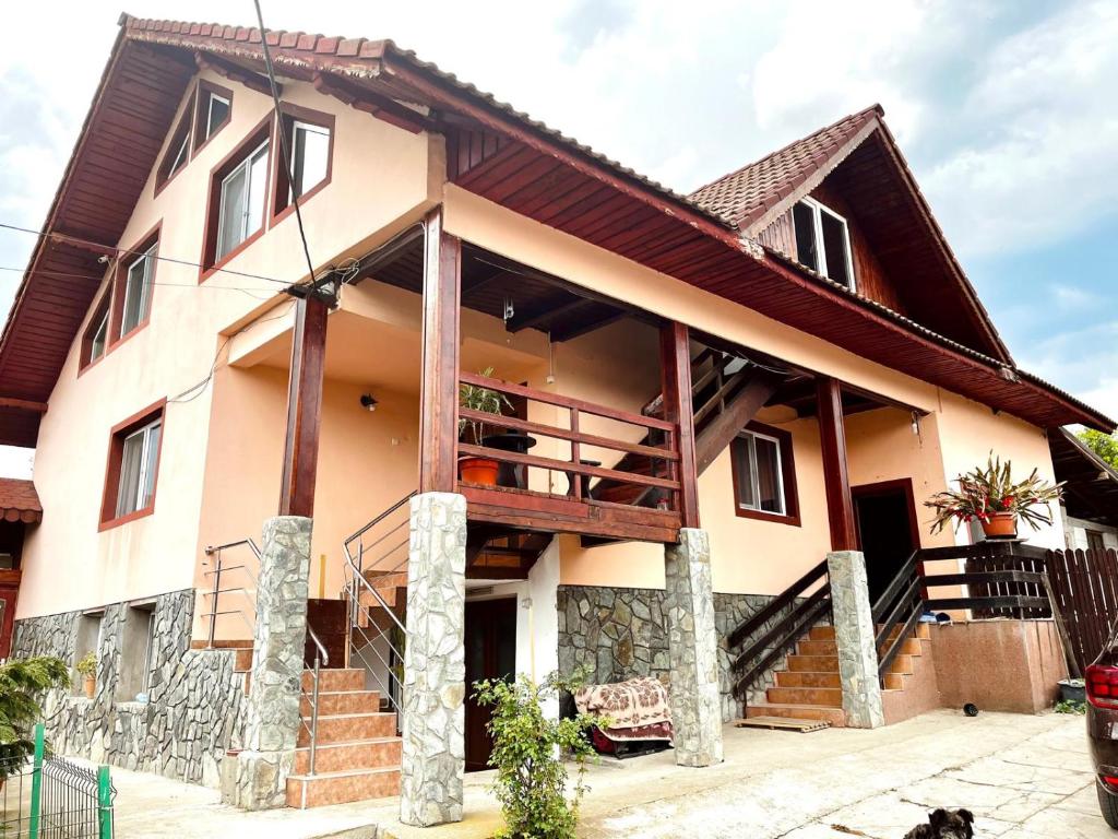 una casa con un balcón al costado en Casa Maria Alexandra, en Berceşti