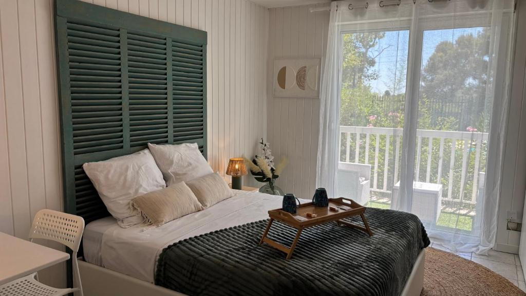 Ένα ή περισσότερα κρεβάτια σε δωμάτιο στο Studio cosy avec piscine