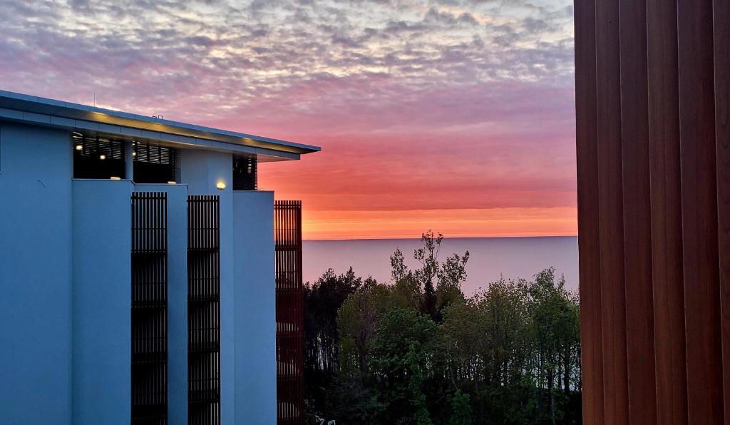 vista sul tramonto da un edificio di Apartamenty PINEA tuż przy plaży a Pobierowo