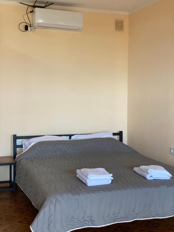 een slaapkamer met een bed met twee handdoeken erop bij Era Maris in Odessa