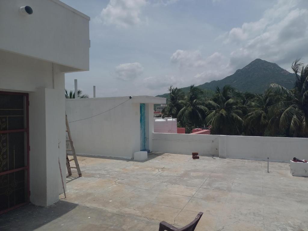 Un balcón con vista a la montaña en Senthil GRS HomeStay, en Tiruvannāmalai