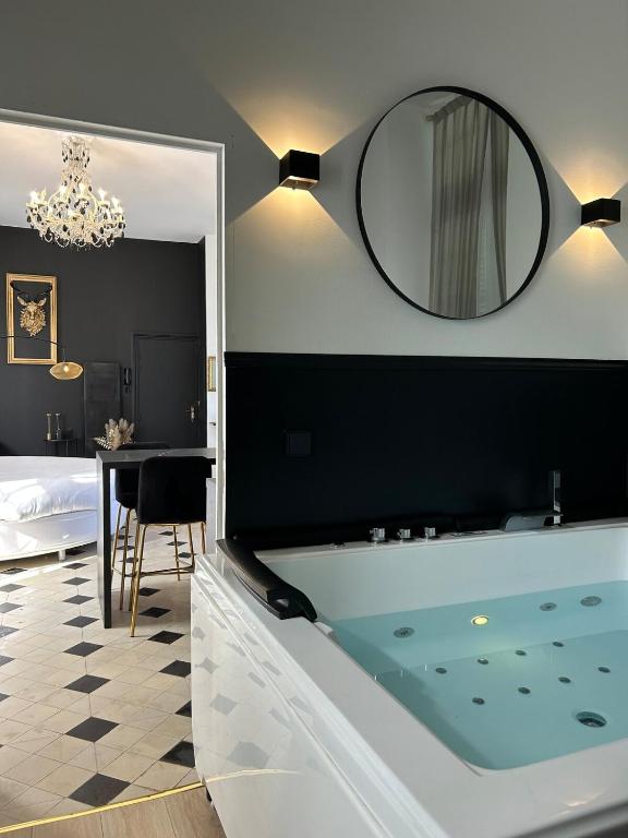 Gambar di galeri bagi Bulle royale jaccuzi au château à 35 min de Paris di Limay