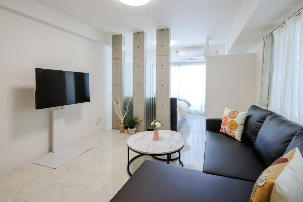 un salon avec un canapé et une table dans l'établissement LAN Sapporo Nijo Market, à Sapporo