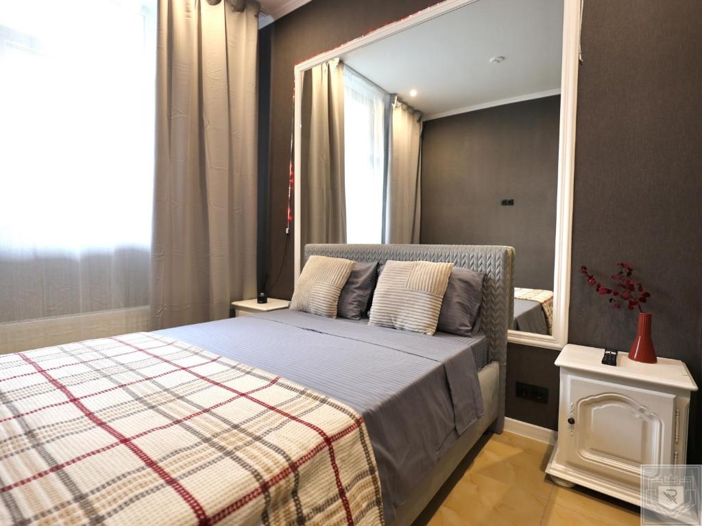 Ένα ή περισσότερα κρεβάτια σε δωμάτιο στο RentHouse Apart-Hotel Room #5
