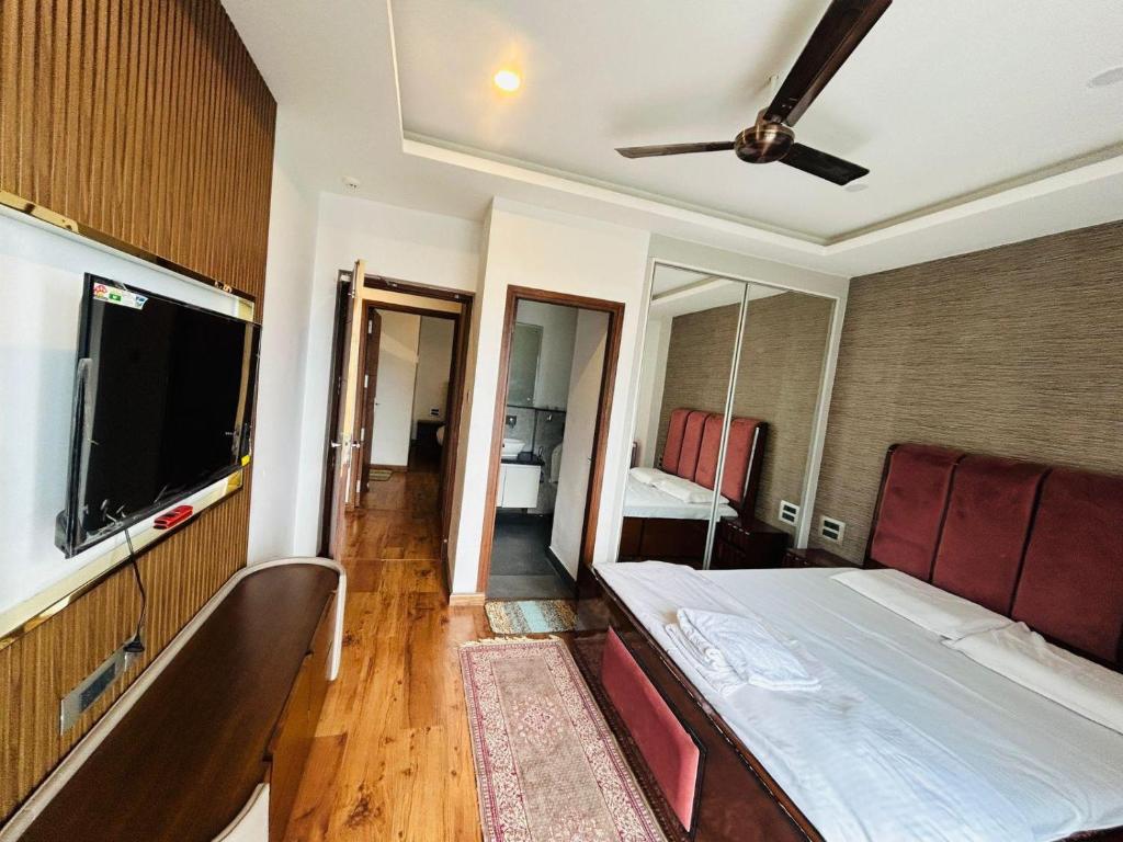 TV a/nebo společenská místnost v ubytování CDS Luxury Homestay Shimla