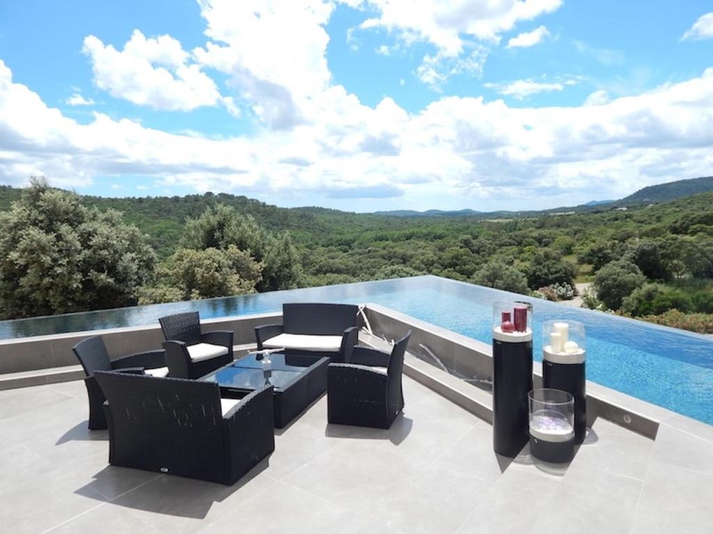 Bazén v ubytování Splendide villa contemporaine avec vue panoramique sur le Pic Saint Loup nebo v jeho okolí