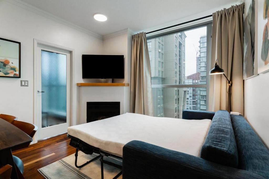 Μια τηλεόραση ή/και κέντρο ψυχαγωγίας στο Mountain View Condo with Free Parking and Sleeps 6 Guests