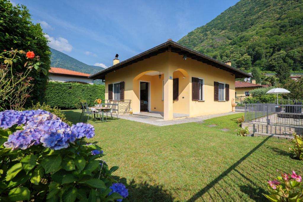 a small house with a garden and flowers at Villa Giardino in Cannobio