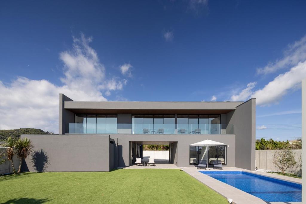 ein modernes Haus mit Pool und Hof in der Unterkunft GIFTHOUSE Tateyama Nagokaigan - Vacation STAY 16008 in Tateyama