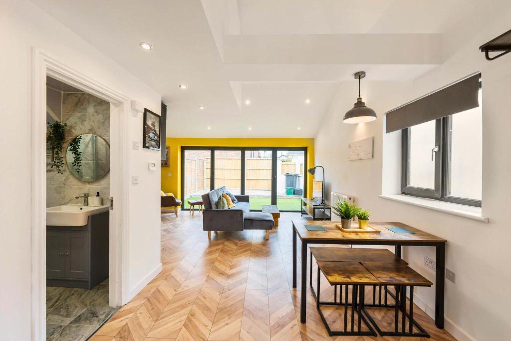 Istumisnurk majutusasutuses Chic Urban Haven with Double Bed House