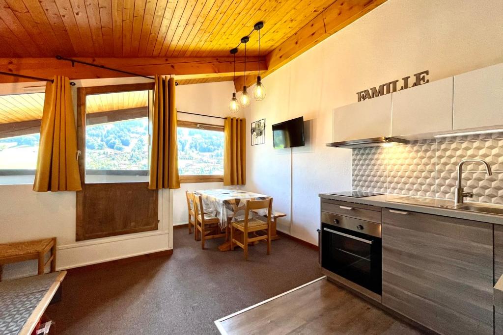 une cuisine avec une table et une salle à manger dans l'établissement Studio with mountain view near Megève, à Demi-Quartier