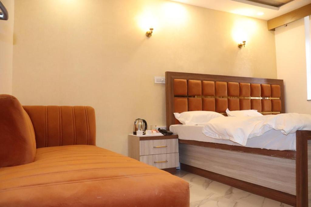 Voodi või voodid majutusasutuse Nirmal Bhawan toas