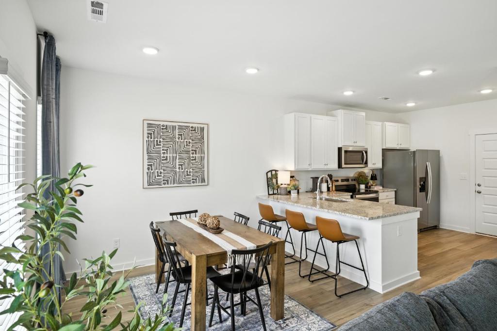 Η κουζίνα ή μικρή κουζίνα στο Discovery Point Getaway townhouse