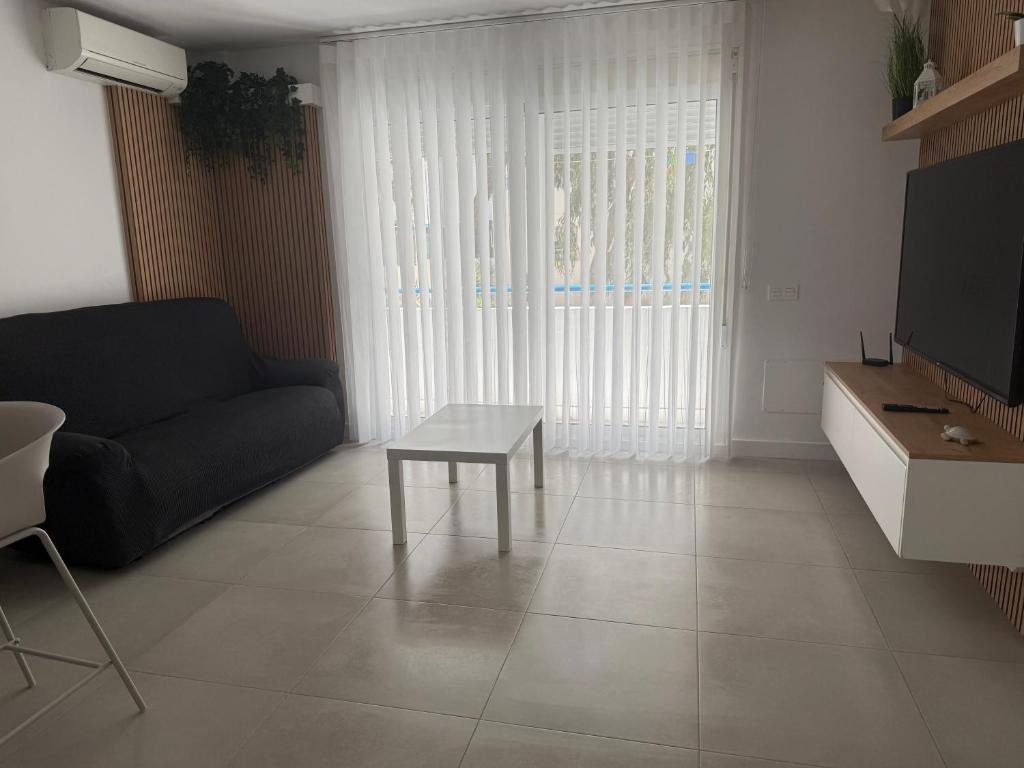una sala de estar con un sofá y una mesa en Luxury San Jose, en San José
